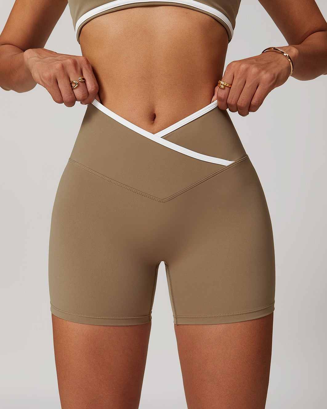 Hera Shorts in Beige