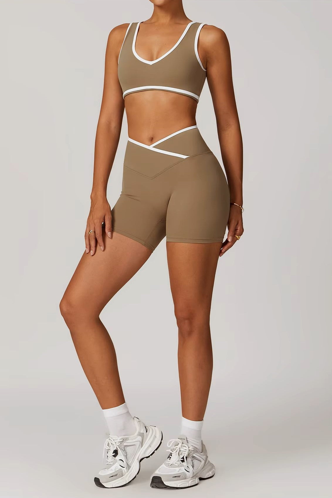 Hera Shorts in Beige